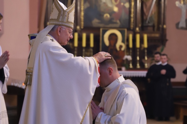 arcybiskup marek jędraszewski udziela święceń kapłańskich